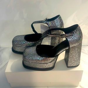 Silver Platform.  So chic. Nee with tags.